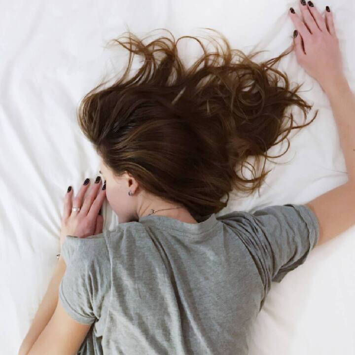 ਸਿਹਤਮੰਦ ਜੀਵਨ ਲਈ ਸਿਰਫ਼ ਖਾਣ-ਪੀਣ ਦੀਆਂ ਚੰਗੀਆਂ ਆਦਤਾਂ ਹੀ ਨਹੀਂ ਸਗੋਂ ਚੰਗੀ ਨੀਂਦ ਵੀ ਬਹੁਤ ਜ਼ਰੂਰੀ ਹੈ। ਹਾਲਾਂਕਿ, ਕੰਮ ਦੇ ਬੋਝ ਕਾਰਨ, ਲੋਕ ਅਕਸਰ ਰਾਤ ਨੂੰ ਪੂਰੀ ਨੀਂਦ ਨਹੀਂ ਲੈਂਦੇ ਅਤੇ ਫਿਰ ਦਿਨ ਵਿੱਚ ਇਸ ਨੂੰ ਪੂਰਾ ਕਰਦੇ ਹਨ।