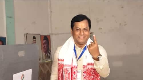 অসমের জোরহাটে ভোট দিলেন কেন্দ্রীয় জাহাজ মন্ত্রী ও রাজ্যের প্রাক্তন মুখ্যমন্ত্রী সর্বানন্দ সোনওয়াল। সাধারণ মানুষকে নির্ভয়ে নিজেদের মত প্রকাশ করার পরামর্শ দেন ভোট কেন্দ্র থেকে বেরিয়ে। (ছবি সৌজন্য- পিটিআই