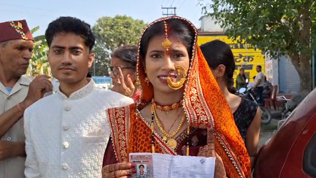 JK Lok Sabha Election 2024: शादी के मंडप से सीधा पोलिंग बूथ पहुंचा कपल, उधमपुर से लोकतंत्र की खूबसूरत तस्वीर आई सामने