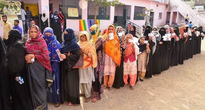 મતદાન મથક પર પણ દિવ્યાંગો માટે ખાસ વ્યવસ્થા છે, જેમાં મતદાન સ્થળ સુધી પહોંચવા માટે રેમ્પ બનાવવામાં આવ્યો છે.