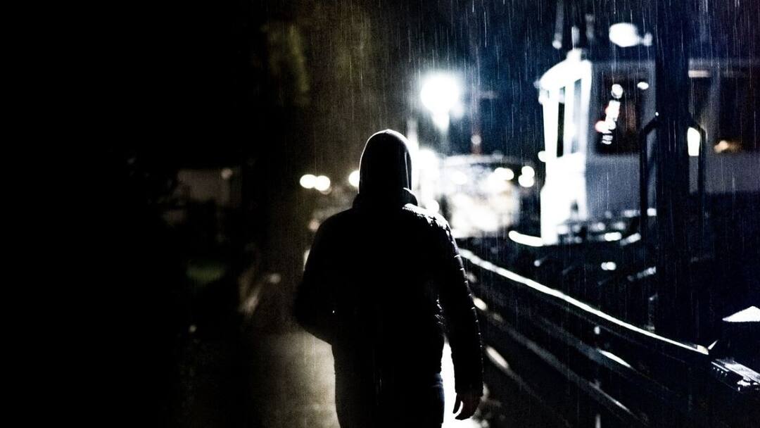 ரீல்ஸ்க்காக தலைகீழாக தொங்கிய இளைஞன்... ஸ்லாப் விழுந்த பலியான சோகம் 