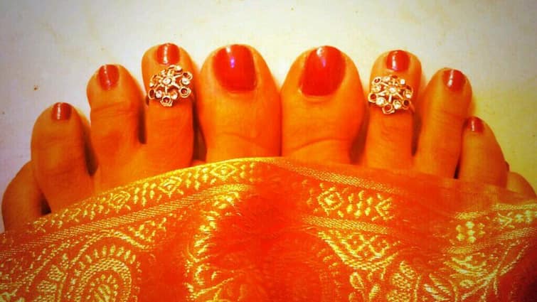 Why do women wear toe rings only after marriage what is the science behind it महिलाएं शादी के बाद ही क्यों पहनती हैं बिछिया, इसके पीछे की साइंस क्या है