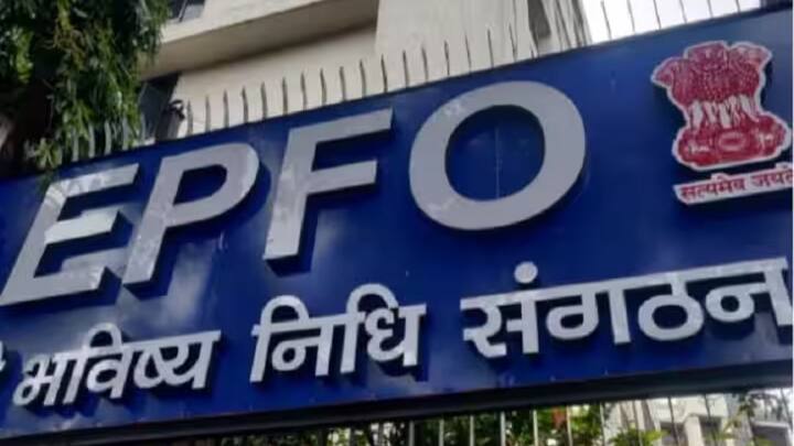 इसके अलावा अगर खाताधारक लगातार 2 महीने बेरोजगार रहता है. तो फिर वह बची हुई 25% रकम भी निकल सकता है.