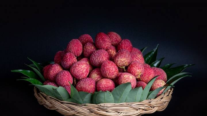 इसके साथ ही हफ्तों के अंतराल पर जरूरत अनुसार यूरिया के घोल का फलों पर छिड़काव कर सकते हैं. इससे भी फलों का साइज बढ़ता है.