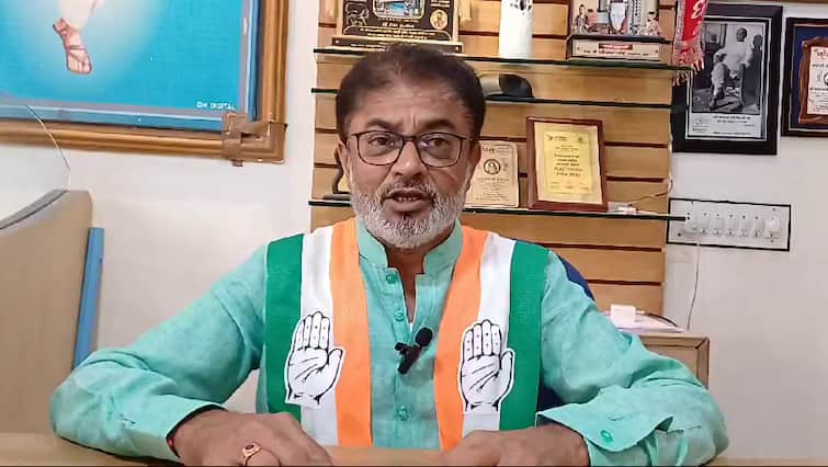 Congress candidate Lalit Vasoya asked voters for rupees for the election, said - I don't have enough funds, so I want ten rupees. કોંગ્રેસ ઉમેદવાર લલિત વસોયાએ ચૂંટણી માટે મતદારો પાસે રૂપિયા માગ્યા, કહ્યું - મારી પાસે પુરતું ફંડ નથી એટલ દસ-દસ રૂપિયા માંગુ છું