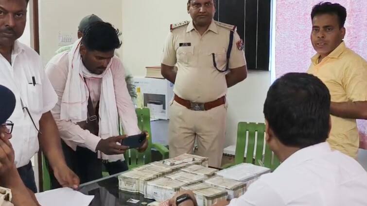 Katihar News Rs 52.48 lakh recovered from Avadh-Assam Express train in Bihar before Lok Sabha elections ann Bihar News: कटिहार में ट्रेन से 52.48 लाख रुपए बरामद, क्या लोकसभा चुनाव से है कोई कनेक्शन? 