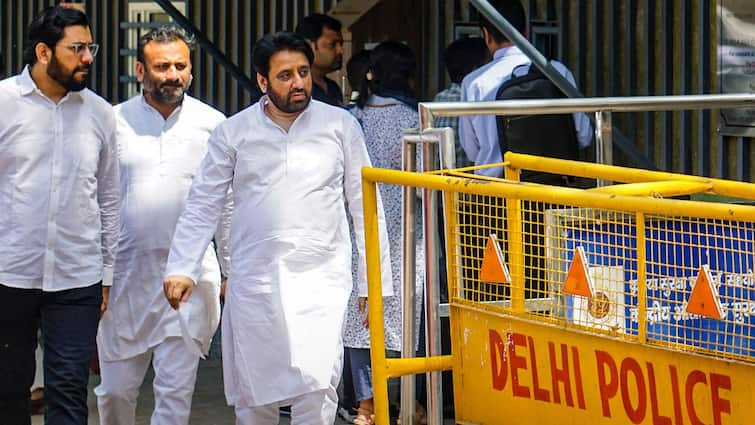 ED Arrests AAP MLA Amanatullah Khan in Delhi Waqf case Delhi Waqf case: कौन सा है वो केस, जिसमें अमानतुल्लाह खान को गिरफ्तार करके ले गई ED