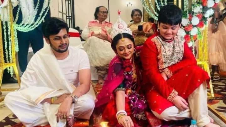 একেবারে কাছের মানুষদের উপস্থিতিতে, সানাইয়ের হালকা আবহে বিশেষ দিনটি কাটান তাঁরা। মেনুতেও ছিল বাঙালি ছোঁয়া। চিংড়ি মালাইকারি, পাতুরি, মটনের পাশাপাশি অবশ্যই ছিল স্যুপ, পাস্তা স্যালাডও।