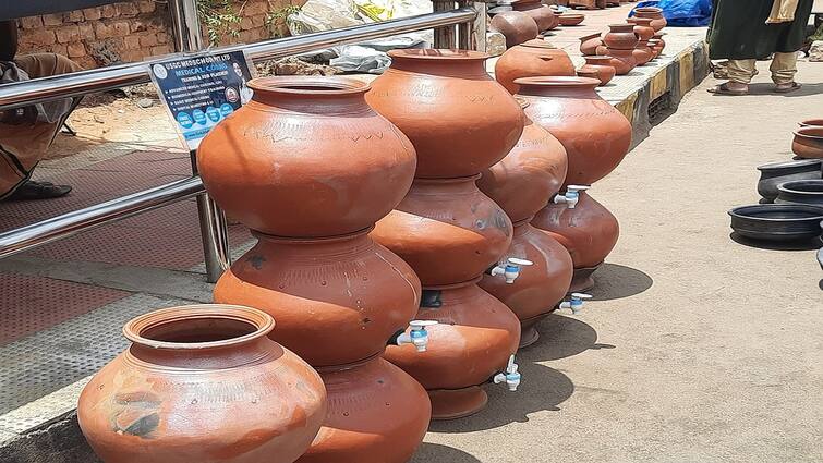 Thanjavur news People buy earthen pots to escape the summer heat - TNN ஜில்லுன்னு ஒரு டம்ளர் மண்பானை தண்ணீர் குடிக்க பைப் வைத்த பானையை வாங்குவோமா!!!