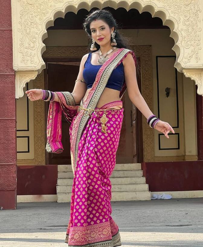 चारू ने कहा कि- 6 महीने पहले से मुझे फील हो रहा था कि मुझसे नहीं हो पा रहा है. लेकिन मेरा प्रोडक्शन हाउस बहुत सपोर्टिव हैं. वो मुझे मेरी हर जरूरत पर छुट्टी दे देते थे. लेकिन कभी-कभी घर पर कोई इमरजेंसी हो जाती थी तो मेरा दिल शूट पर नहीं लगता था.