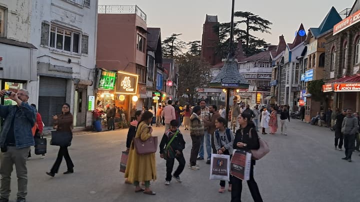 Himachal Pradesh News: हिमाचल प्रदेश की राजधानी शिमला में पर्यटकों की भीड़ बढ़ने लगी है. सप्ताहांत में पर्यटन कारोबार ने रफ्तार पकड़ ली है. ज्यादातर चंडीगढ़, हरियाणा पंजाब और दिल्ली के पर्यटक हैं.