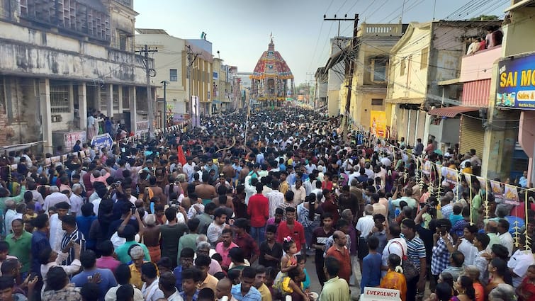 Thanjavur Big Temple car festival Thousands of devotees pull ropes Chariot - TNN ஆயிரக்கணக்கான பக்தர்கள் வடம் பிடித்து இழுத்த தஞ்சை தேரோட்டம்... 3 முறை மின்கம்பத்தில் சிக்கிய தேர்