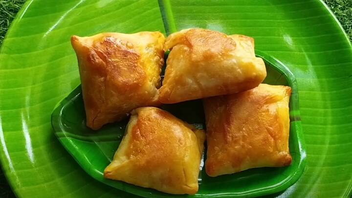 ஒரு கிண்ணத்தில் ஒன்றரை கப் அளவு கோதுமை மாவு, தேவையான அளவு உப்பு , இரண்டு ஸ்பூன் அளவு வெண்ணெய் சேர்த்துக் கொள்ளவும். இந்த மாவை சப்பாத்தி மாவு பதத்திற்கு பிசைந்து இந்த உருண்டை மீது எண்ணெய் தடவி மூடி வைத்து விட வேண்டும்.