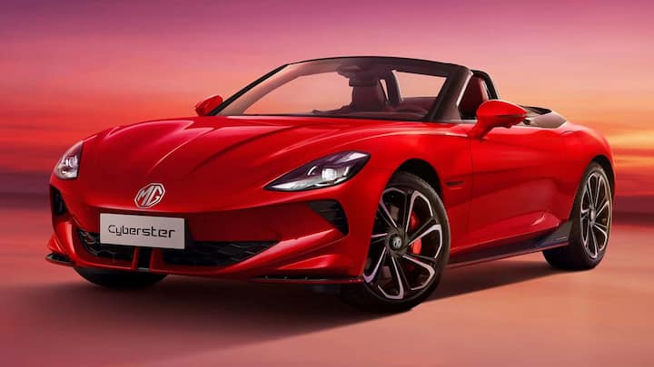 ਪਿਛਲੇ ਪਾਸੇ, ਕੰਪਨੀ ਨੇ ਐਰੋ ਡਿਜ਼ਾਈਨ ਅਤੇ ਸਪਲਿਟ ਰੀਅਰ ਡਿਫਿਊਜ਼ਰ ਦੀਆਂ LED ਟੇਲਲਾਈਟਸ ਦਿੱਤੀਆਂ ਹਨ। ਆਕਰਸ਼ਕ ਲਾਲ ਰੰਗ 'ਚ ਪੇਸ਼ ਕੀਤੀ ਗਈ ਇਸ ਸਪੋਰਟਸ ਕਾਰ ਦੀ ਦਿੱਖ ਅਤੇ ਡਿਜ਼ਾਈਨ ਕਈ ਰਵਾਇਤੀ ਸਪੋਰਟਸ ਕਾਰਾਂ ਵਰਗਾ ਹੈ। ਹਾਲਾਂਕਿ ਅਸੀਂ ਇੱਥੇ ਇਸ ਬਾਰੇ ਗੱਲ ਨਹੀਂ ਕਰਾਂਗੇ। ਇਸ ਕਾਰ ਵਿੱਚ ਕੈਂਚੀ ਦਰਵਾਜ਼ੇ (Scissor Doors) ਉਪਲਬਧ ਹਨ ਜੋ ਖਾਸ ਤੌਰ 'ਤੇ ਸਪੋਰਟਸ ਕਾਰਾਂ ਵਿੱਚ ਰੁਝਾਨ ਵਿੱਚ ਹਨ।