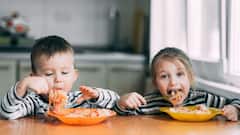 कहीं आपके बच्चे तो नहीं कर रहे खाना खाते टाइम यह गलतियां, जरूर डालें अपने बच्चों में ये पांच आदतें 