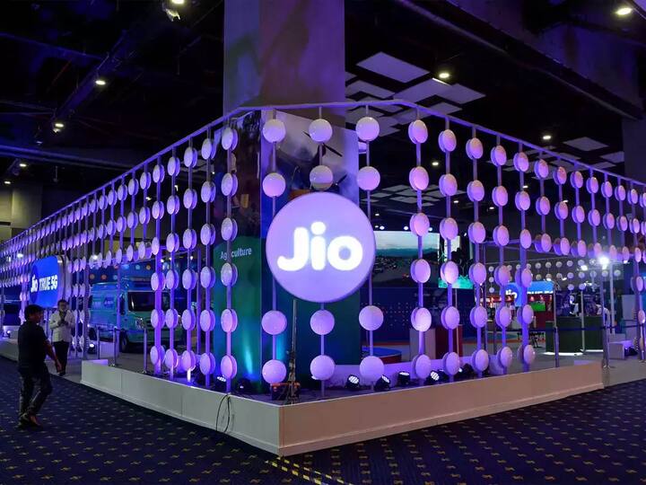 Jio 599 Postpaid Plan: Jio ਦਾ ਇਹ ਪਲਾਨ ਤੁਹਾਨੂੰ ਅਨਲਿਮਟਿਡ ਕਾਲਿੰਗ ਵੀ ਦਿੰਦਾ ਹੈ, ਪਰ ਇਸ ਵਿੱਚ Netflix ਸਬਸਕ੍ਰਿਪਸ਼ਨ ਨਹੀਂ ਦਿੱਤਾ ਗਿਆ ਹੈ। ਹਾਲਾਂਕਿ ਇਹ ਅਨਲਿਮਟਿਡ ਡੇਟਾ ਦੇ ਨਾਲ ਆਉਂਦਾ ਹੈ। ਪਲਾਨ ਵਿੱਚ ਤੁਹਾਨੂੰ ਰੋਜ਼ਾਨਾ 100 SMS ਦੀ ਸਹੂਲਤ ਵੀ ਮਿਲਦੀ ਹੈ। ਇਸਦਾ ਮਤਲਬ ਹੈ ਕਿ ਇਹ ਅਜਿਹੇ ਉਪਭੋਗਤਾਵਾਂ ਲਈ ਇੱਕ ਵਧੀਆ ਵਿਕਲਪ ਸਾਬਤ ਹੁੰਦਾ ਹੈ ਜੋ ਘੱਟ ਕੀਮਤ 'ਤੇ ਵਧੇਰੇ ਲਾਭ ਚਾਹੁੰਦੇ ਹਨ। ਨਾਲ ਹੀ ਇਸ 'ਚ ਐਡ-ਆਨ ਦੀ ਸਹੂਲਤ ਨਹੀਂ ਦਿੱਤੀ ਗਈ ਹੈ। ਜਦੋਂ ਵੀ ਪੋਸਟਪੇਡ ਪਲਾਨ ਦੀ ਗੱਲ ਹੁੰਦੀ ਹੈ ਤਾਂ ਸਭ ਤੋਂ ਪਹਿਲਾਂ ਇਸਦੀ ਚਰਚਾ ਹੁੰਦੀ ਹੈ।