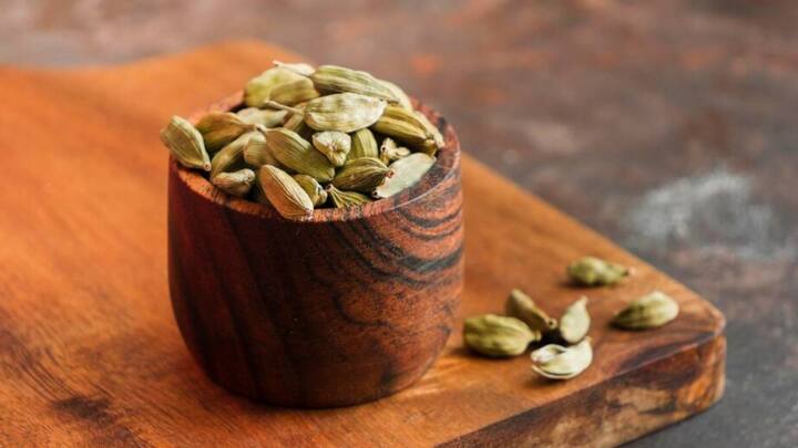 हर रोज इलायची चबाना सेहत के लिए काफी ज्यादा फायदेमंद होता है. कई लोग इसे माउथ फ्रेशनर की तरह इस्तेमाल करते हैं. अगर आप रोजाना खाते हैं तो इसके फायदे देखने के मिलते हैं.