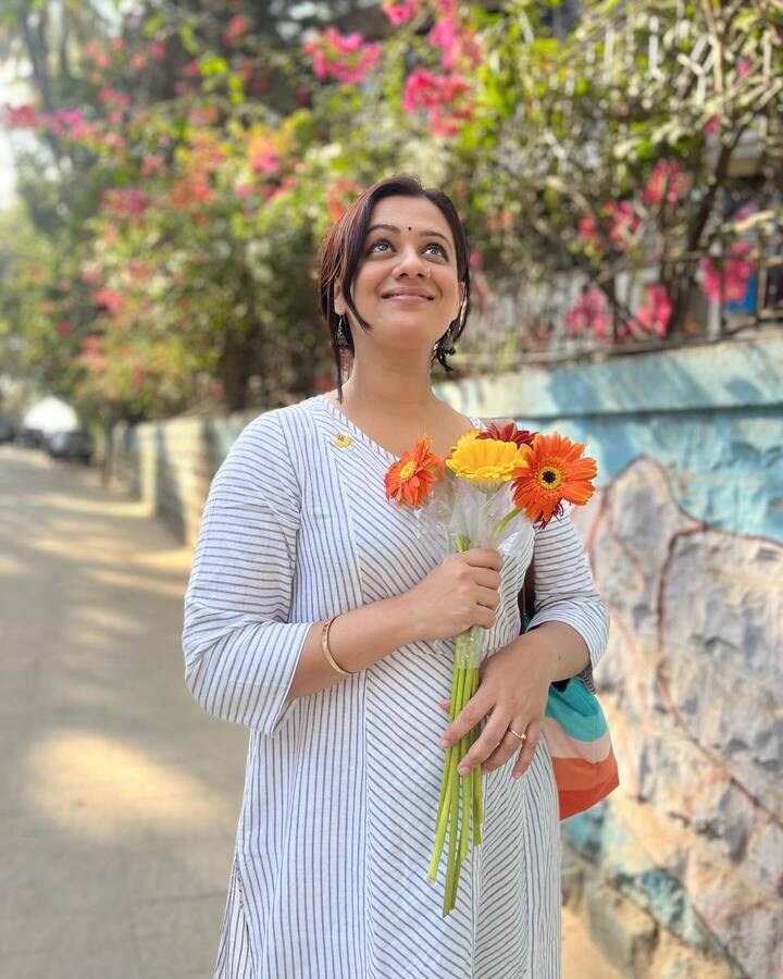 कोणतीच रिलेशनशिप परफेक्ट नसते. नात्यात जुळवून घ्यावंच लागतं. आयुष्यात आलेल्या नव्या व्यक्तीसोबत आपलं कधीच पटत नाही. पण या सगळ्यात शेवटी उरतं काय तर ती मैत्री असते. एकमेकांसोबत कोणतीही गोष्ट शेअर करता येणं, जर चूक असेल तर ते प्रामाणिकपणे पार्टनरला सांगावंसं वाटणं यातला जो बॉन्ड आहे तो वरद (माझा नवरा) माझा खूप चांगला मित्र असल्याने शक्य होतं. नात्यातला छोट्या गोष्टीतला आनंद आपल्याला काढता यायला हवा.