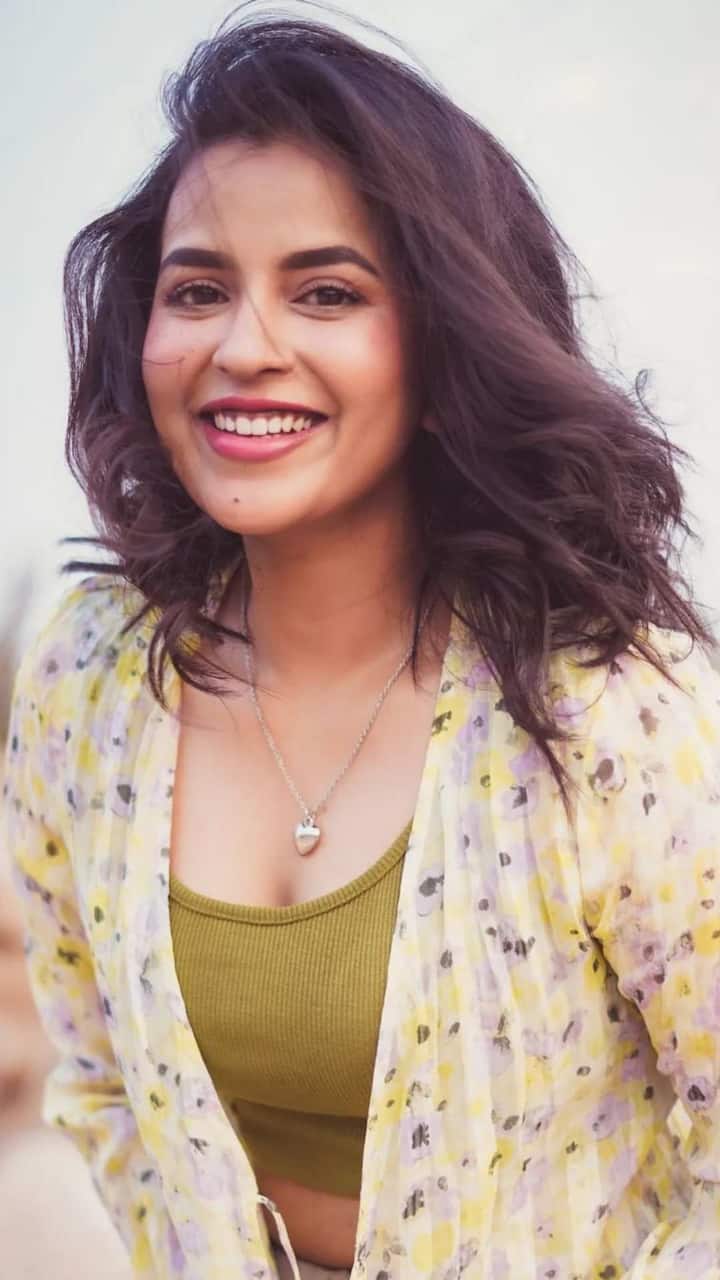 తెలుగమ్మాయి కోమలి ప్రసాద్ వరుస సినిమాలు చేస్తోంది. Photo Credit: Komalee Prasad/Instagram