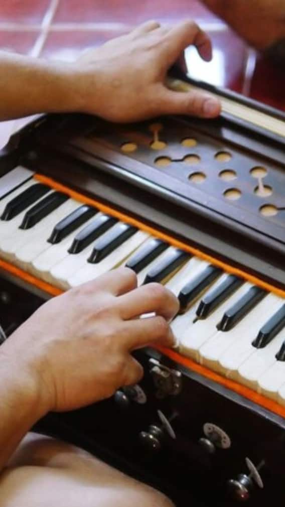 তিন দশক কেন নিষিদ্ধ ছিল হারমোনিয়াম?