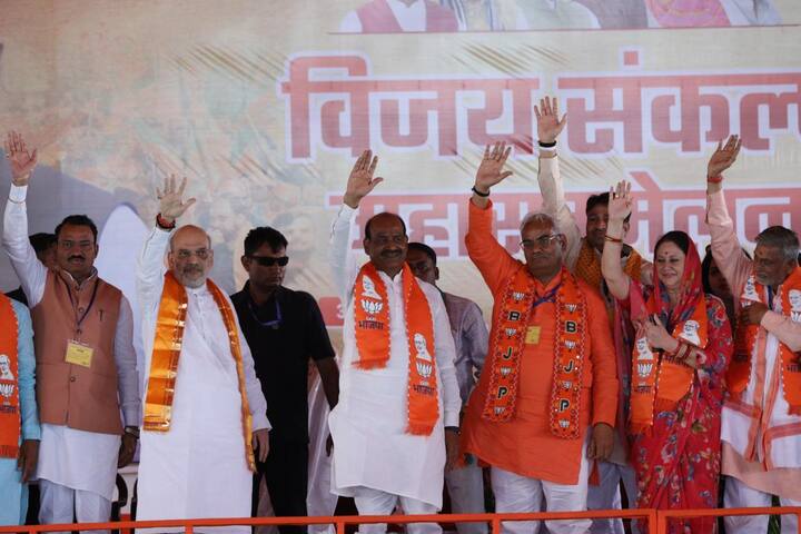 उन्होंने कहा कि 25 करोड़ लोगों को गरीबी रेखा से नीचे निकालने का काम मोदी जी ने किया है. उन्होंने कहा कि राजस्थान में निशुल्क राशन देने का का काम किया है. कांग्रेस कहती है राजस्थान का कश्मीर से क्या लेना देना, राजस्थान के वीर सपूतों ने खून बहाया है,शहीद हुए है.