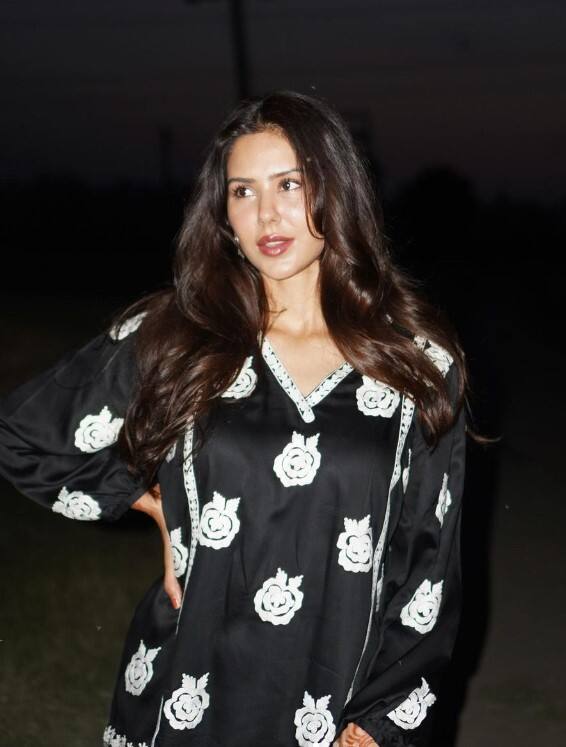 ਅਦਾਕਾਰਾ ਵੱਲੋਂ ਆਪਣੇ ਸੋਸ਼ਲ ਮੀਡੀਆ ਹੈਂਡਲ ਉੱਪਰ ਖਾਸ ਤਸਵੀਰਾਂ ਸ਼ੇਅਰ ਕੀਤੀਆਂ ਗਈਆਂ ਹਨ। ਇਨ੍ਹਾਂ ਤਸਵੀਰਾਂ ਵਿੱਚ ਸੋਨਮ ਦੀ ਸਾਦਗੀ ਹਰ ਕਿਸੇ ਨੂੰ ਆਪਣਾ ਦੀਵਾਨਾ ਬਣਾ ਰਹੀ ਹੈ।