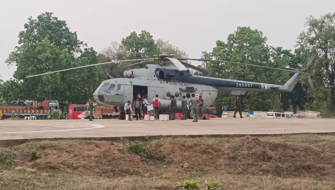 Chhattisgarh: नक्सलगढ़ में लोकतंत्र की जीत, सभी मतदान दल सुरक्षित वापस लौटे, अधिकारियों ने ऐसे किया स्वागत