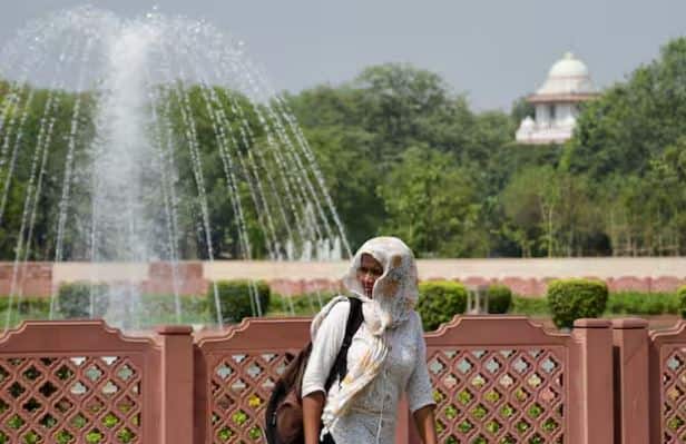 19 ਅਪ੍ਰੈਲ ਨੂੰ ਦਿੱਲੀ 'ਚ ਘੱਟੋ-ਘੱਟ ਤਾਪਮਾਨ 24.3 ਡਿਗਰੀ ਦਰਜ ਕੀਤਾ ਗਿਆ ਸੀ, ਜੋ ਕਿ ਆਮ ਨਾਲੋਂ ਤਿੰਨ ਡਿਗਰੀ ਵੱਧ ਸੀ।