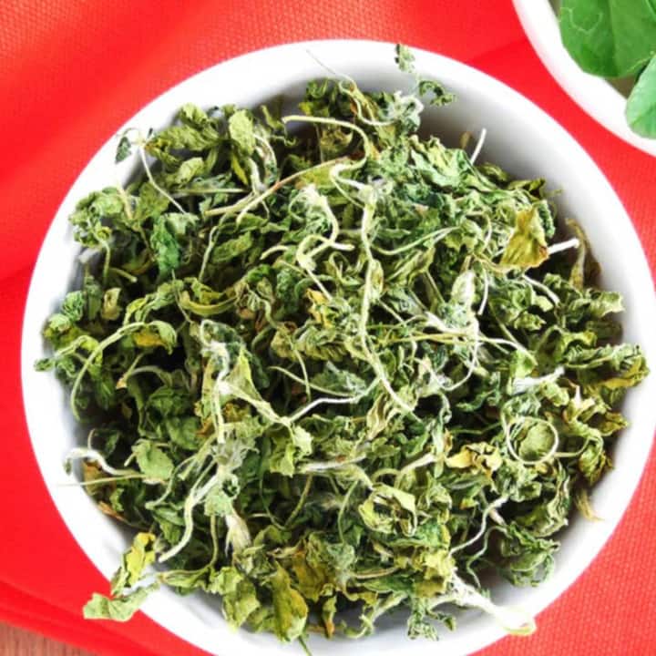 ਇਹ ਮੇਥੀ ਦੇ ਪੱਤਿਆਂ ਨੂੰ ਸੁਕਾ ਕੇ ਬਣਾਈ ਜਾਂਦੀ ਹੈ ਪਰ ਇਸਦਾ ਆਪਣਾ ਇਤਿਹਾਸ ਵੀ ਹੈ। ਕਸੂਰੀ ਮੇਥੀ, ਜਿਸ ਨੂੰ ਭਾਰਤ ਵਿਚ ਬੜੇ ਸ਼ੌਕ ਨਾਲ ਖਾਧਾ ਜਾਂਦਾ ਹੈ, ਇਸ ਦਾ ਇਤਿਹਾਸ ਸਾਡੇ ਗੁਆਂਢੀ ਦੇਸ਼ ਨਾਲ ਜੁੜਿਆ ਹੋਇਆ ਹੈ। ਮਸ਼ਹੂਰ ਸੈਲੀਬ੍ਰਿਟੀ ਸ਼ੈੱਫ ਕੁਣਾਲ ਕਪੂਰ ਨੇ ਕਸੂਰੀ ਮੇਥੀ ਦੇ ਇਤਿਹਾਸ ਬਾਰੇ ਇਕ ਦਿਲਚਸਪ ਇਤਿਹਾਸ ਸਾਂਝਾ ਕੀਤਾ ਹੈ।