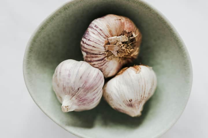 Keeps diabetes under control: Garlic helps control blood sugar levels, which is beneficial for diabetic patients (Photo Credit: Pexel.com)