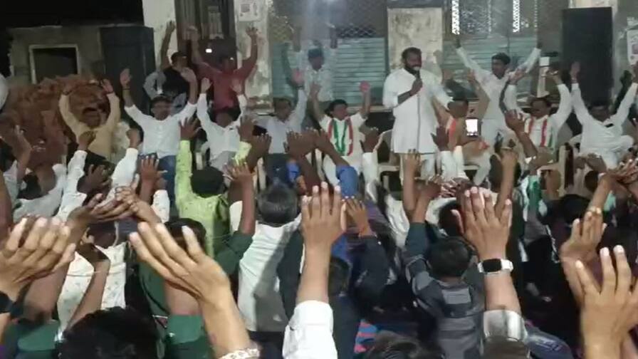 Mehsana Lok Sabha Seat: મહેસાણાના વધુ એક ગામમાં કોંગ્રેસના ઉમેદવારને મત આપવા સોગંદ લેવાયા, ઉમેદવારે લીધા ભુવાના આશીર્વાદ Mehsana Lok Sabha Seat: In one more village of Mehsana an oath was taken to vote for the Congress candidate Mehsana Lok Sabha Seat: મહેસાણાના વધુ એક ગામમાં કોંગ્રેસના ઉમેદવારને મત આપવા સોગંદ લેવાયા, ઉમેદવારે લીધા ભુવાના આશીર્વાદ