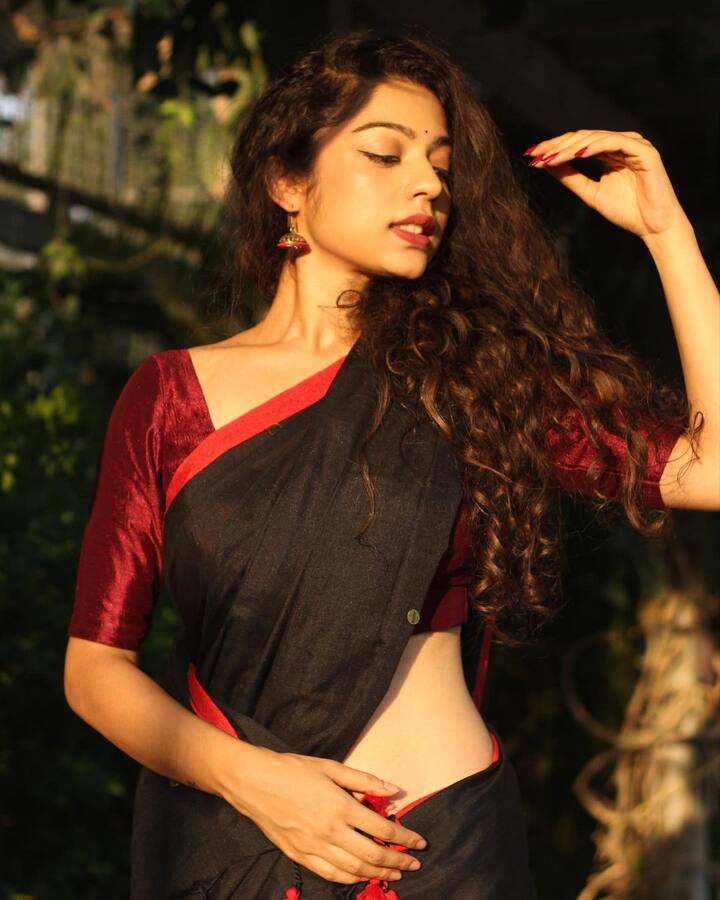 తాజాగా సందీప్ కిషన్ తో కలిసి 'ఊరు పేరు భైరవకోన' సినిమాలో నటించింది.Photo Credit: Varsha Bollamma/Instagram