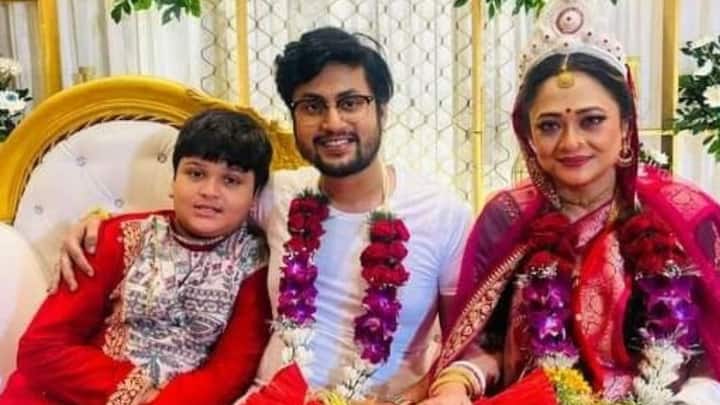 শুক্রবার বিকেল ৪টে নাগাদ বসে বিয়ের আসর। সম্পূর্ণ নিয়ম মেনে, সাত পাকে ঘোরা, মালাবদল, সিঁদুরদান সেরে চার হাত এক হয় তাঁদের।