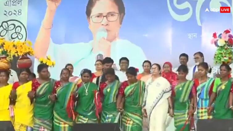 Lok Sabha Elections 2024 West Bengal CM Mamata Banerjee in Malda dances with Tribals on stage played drum BJP Cpim Congress Lok Sabha Elections 2024: मंच पर आदिवासी महिलाओं के साथ ममता बनर्जी ने किया डांस, ढोल भी बजाया, देखें वीडियो
