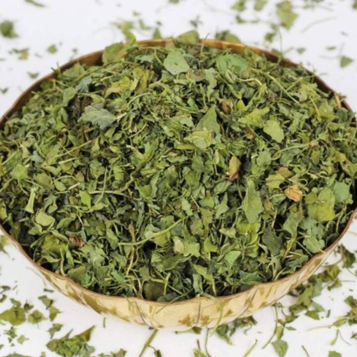 ਦੱਸ ਦਈਏ ਕਿ ਆਜ਼ਾਦੀ ਤੋਂ ਪਹਿਲਾਂ ਭਾਰਤ ਵਿੱਚ ਕਸੂਰੀ ਮੇਥੀ ਦੀ ਖੇਤੀ ਵੱਡੇ ਪੱਧਰ 'ਤੇ ਹੁੰਦੀ ਸੀ। ਇਹ ਮੇਥੀ ਭਾਰਤ ਤੋਂ ਪੂਰੀ ਦੁਨੀਆ ਵਿੱਚ ਬਰਾਮਦ ਕੀਤੀ ਜਾਂਦੀ ਸੀ। ਪਰ ਅੱਜ ਵੀ ਰਾਜਸਥਾਨ ਦੇ ਨਾਗੌਰ ਜ਼ਿਲ੍ਹੇ ਵਿੱਚ ਮੇਥੀ ਦੀ ਖੇਤੀ ਭਾਰਤ ਵਿੱਚ ਸਭ ਤੋਂ ਵੱਧ ਕੀਤੀ ਜਾਂਦੀ ਹੈ। ਇਸ ਦੇ ਨਾਲ ਹੀ ਪੰਜਾਬ ਵਿੱਚ ਇਸ ਦੀ ਵੱਡੀ ਪੱਧਰ 'ਤੇ ਖੇਤੀ ਕੀਤੀ ਜਾਂਦੀ ਹੈ। ਆਓ ਜਾਣਦੇ ਹਾਂ ਕਸੂਰੀ ਮੇਥੀ ਵਿੱਚ 'ਕਸੂਰ' ਕਿੱਥੋਂ ਆਉਂਦਾ ਹੈ।