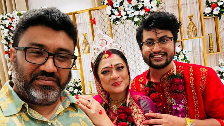 এদিন রূপাঞ্জনা ও রাতুলের বিয়েতে তাঁদের শুভেচ্ছা জানাতে হাজির হয়েছিলেন অভিনেত্রী ইশা সাহা, সন্দীপ্তা সেন, প্রযোজক রানা সরকার, টেলিপাড়ার জনপ্রিয় মুখ রাহুল দেব বসু, দেবাদৃতা বসু প্রমুখ অনেকেই।