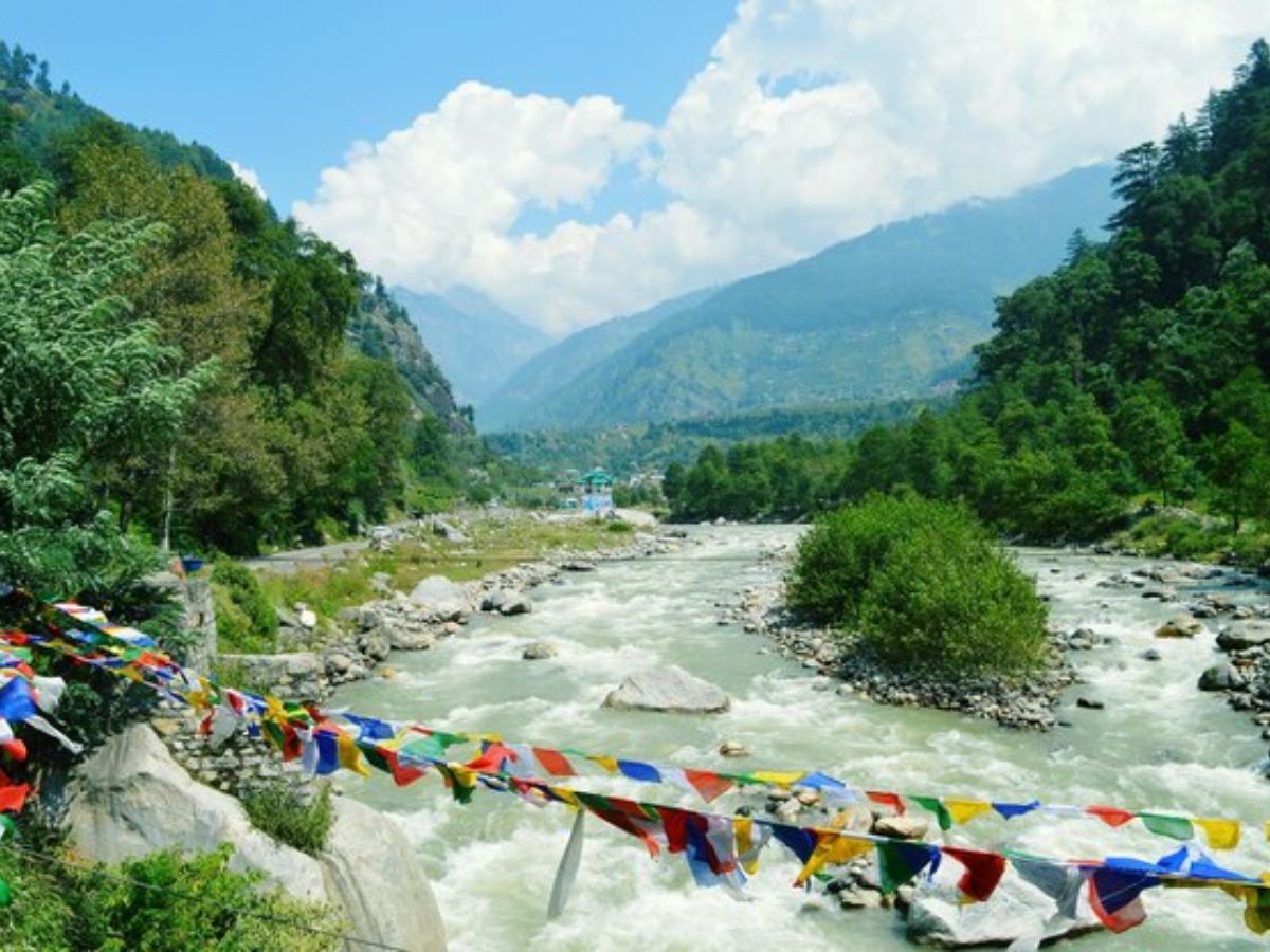 Travel : 'मामाचं गाव नंतर, आधी फिरायला चला!' उन्हाळी सुट्टीत कमी बजेटमध्ये फिरायचय? भारतीय रेल्वेची प्रवाशांसाठी खास ऑफर..