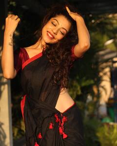 Varsha Bollamma: చీరలో వర్ష బొల్లమ్మ- నడుము అందాలతో కనువిందు