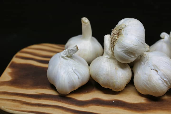 Controls weight gain, Garlic helps in increasing metabolism and reducing fat, it is also useful in controlling blood pressure, thereby providing relief from overeating (Photo Credit: Pexel.com)