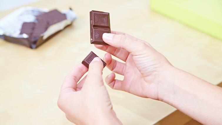 Many benefits of eating a small piece of dark chocolate  ડાર્ક ચોકલેટ ખાવાથી થાય છે ગજબના ફાયદા, બસ આ વાતનું રાખો ધ્યાન