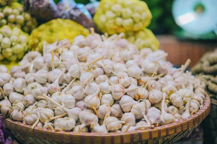 Cancer prevention: Garlic has anticarcinogenic properties, which help prevent cancer cells from growing and spreading.  It is considered particularly effective for stomach cancer, colon cancer and breast cancer.  (Photo credit: Pexel.com)