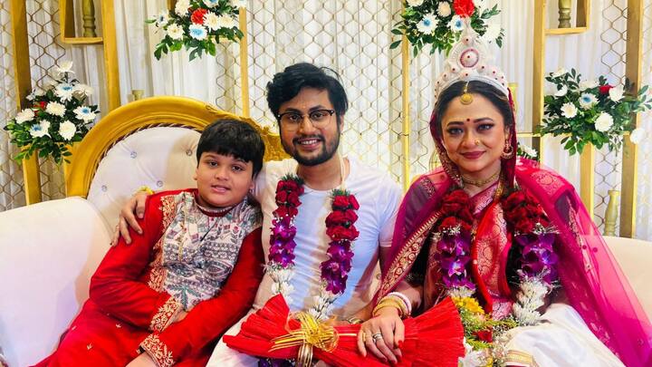 Rupanjana-Ratool Marriage: ১৯ এপ্রিল সাত পাকে বাঁধা পড়েন রূপাঞ্জনা-রাতুল। শুক্রবার সকাল থেকেই পরিবার ও ঘনিষ্ঠ বন্ধুবান্ধবদের উপস্থিতিতে বিয়ের নানা রীতিনীতি পালন করেন তাঁরা।