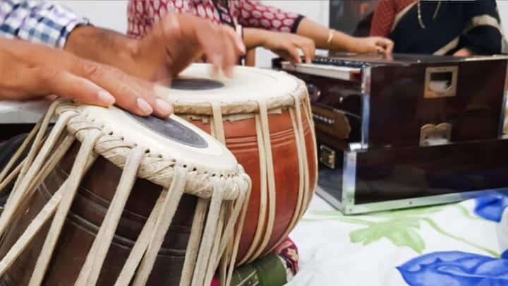 শোনা যায়, আনন্দ কুমারস্বামী থেকে জওহরলাল নেহরু পর্যন্ত ভারতীয় সঙ্গীতে হারমোনিয়াম ব্যবহারের বিপক্ষে ছিলেন। ১৯৭৯ সালে ‘দেশ’ পত্রিকায় ‘সুধা সাগর তীরে’ প্রতিবেদনে সুরেশ চক্রবর্তী নেহরুকে উদ্ধৃত করে লেখেন, ‘কী বিস্ময়কর সেই মুহূর্ত ছিল, যে সময় পণ্ডিত নেহরুকে বলতে শোনা যায়, ‘এই যন্ত্রটিকে একেবারে সহ্য করতে পারি না আমি। আমার সত্তার সঙ্গে বিদ্রোহ করছে এটি’।’  -ফ্রিপিক