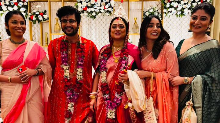 প্রত্যেক অতিথির সঙ্গে হাসি, ঠাট্টায়, আনন্দে, উচ্ছ্বাসে, আলাপে, মুহূর্ত ফ্রেমবন্দি করে নিজেদের মতো করে এই বিশেষ দিনটি কাটালেন রূপাঞ্জনা ও রাতুল। তাঁদের আগামী জীবনের শুভেচ্ছা জানিয়ে ভরেছে সোশ্যাল মিডিয়াও। 