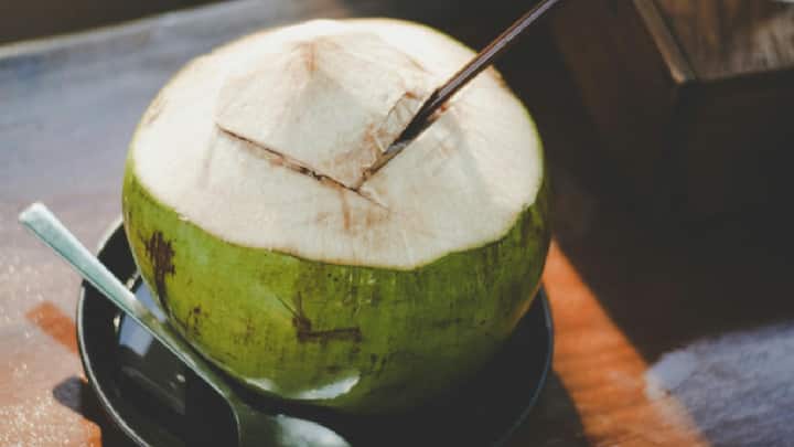 Coconut water :  नारळ पाणी आरोग्यासाठी खूप फायदेशीर आहे.पण तुमच्या माहितीसाठी आम्ही तुम्हाला सांगतो की काही आजारांमध्ये नारळ पाणी पिणे खूप घातक ठरू शकते.