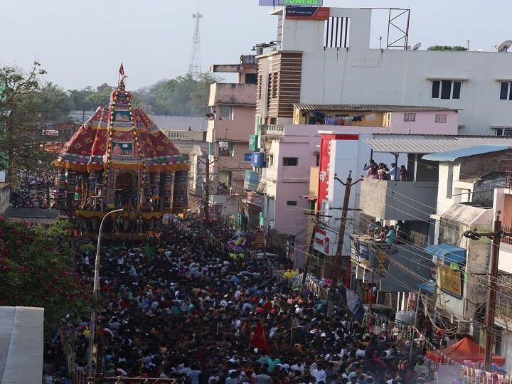 ஆயிரக்கணக்கான பக்தர்கள் வடம் பிடித்து இழுத்த தஞ்சை தேரோட்டம்... 3 முறை மின்கம்பத்தில் சிக்கிய தேர்