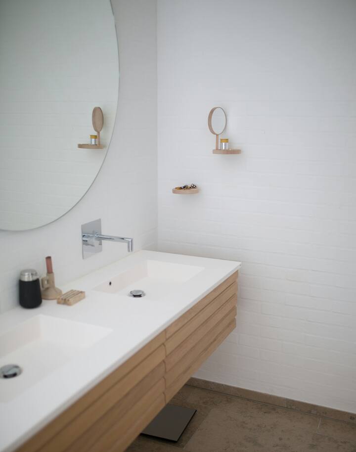 Often people ignore their bathroom in home decoration, due to which you may have to face embarrassment in front of others.  In such a situation, it is important to pay attention to the decoration of your bathroom along with the house.  If you also want to give a perfect look to your bathroom, then these decor tips can be useful for you (Photo credit: pexels)