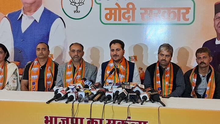 Himachal Lok Sabha Elections 2024 Rakesh Jamwal targets Vikramaditya Singh in defence of Kangna Ranaut ANN 'विक्रमादित्य को राजनीति विरासत में मिली, कंगना रनौत ने मेहनत से कमाया नाम', बोले राकेश जम्वाल