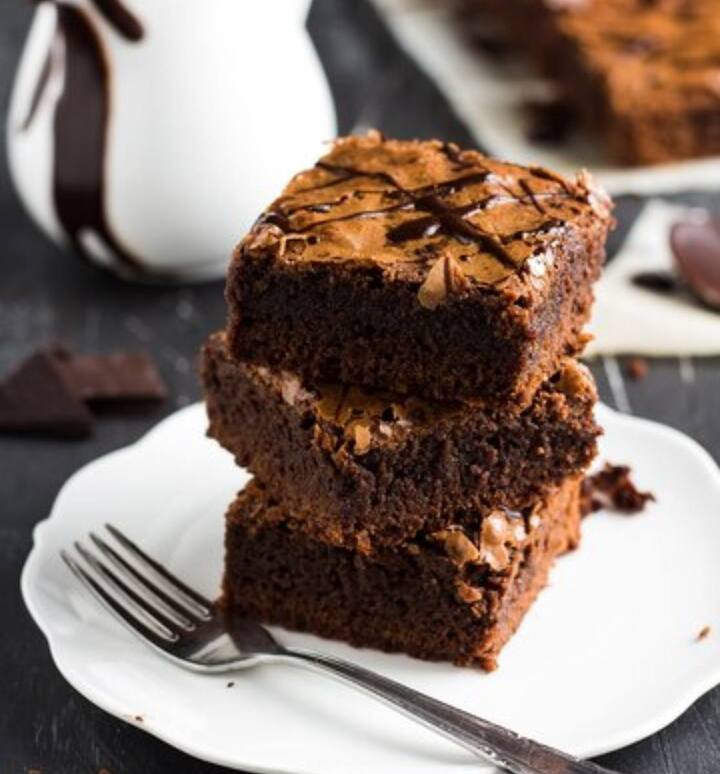 ब्राउनीज़- यह एक ऐसी डिश है, जिसकी ऊपर की परत हल्की कुरकुरी और अंदर की परत बिल्कुल सॉफ्ट होती है. डार्क चॉकलेट ब्राउनी में मिठास और ड्राई फ्रूट्स का मिश्रण होता है, जो सेहत और स्वाद दोनों की तरह से बेहतर विकल्प होते हैं.