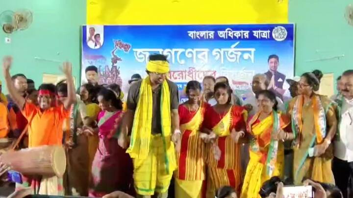 এরপরেই দেবের প্রশ্ন,' আপনাদের কাছে একটাই প্রশ্ন একজন নেত্রী মমতা বন্দ্যোপাধ্যায়, যিনি আপনাদের সুখে দুঃখে সব সময় আপনাদের পাশে আছেন, সঙ্গে আছেন। আর একটা দল পোস্ট দিয়েছে, কিন্তু সম্মান দেয়নি।'